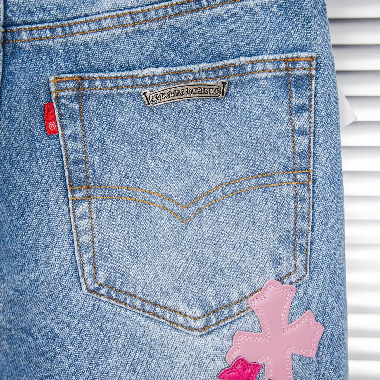 P260 (Higher version, evergreen version) Chrome Hearts 25FW CH blue trousers pink leather cross bamboo jeans. They adopt patchwork elements, mostly in the shape of a cross, with glitter on the leather surface. Unique design, simple and elegant details, exquisite workmanship, neat lines of the entire trousers, and perfect details! It’s also so cool that both men and women can easily control it. It’s a gender-neutral trendy up version. Style number: 1728 Color: blue pants and pink leather Size: 28 30 32 34 36